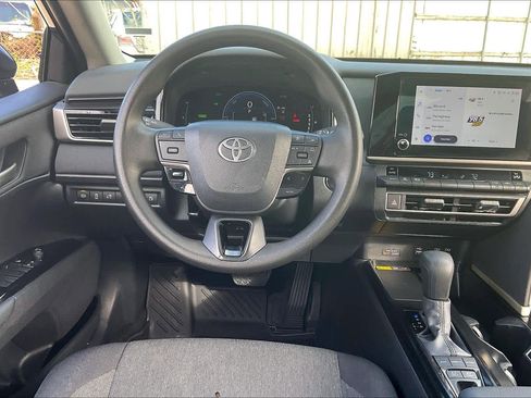 Used 2025 Toyota Camry LE image 5