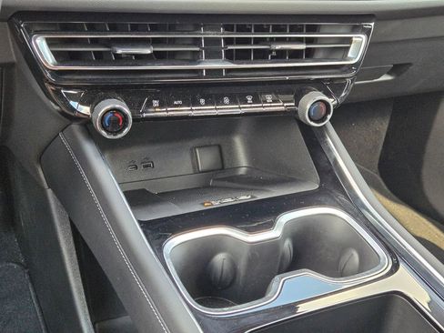 Used 2026 Chevrolet Traverse LT FWD image 32