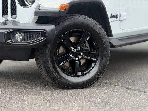 Used 2023 Jeep Wrangler Unlimited Sahara AWD/4WD image 3