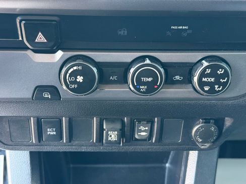 Used 2019 Toyota Tacoma 2WD Double Cab image 21