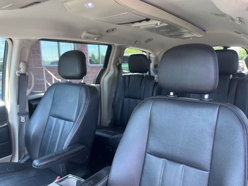 Used 2016 Chrysler Town & Country Touring FWD image 9