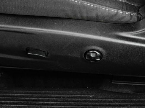 Used 2015 Dodge Challenger SXT image 25