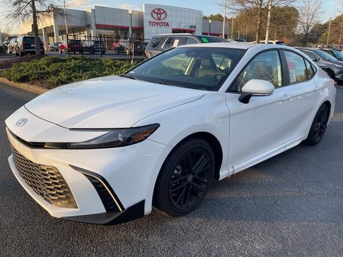 Used 2025 Toyota Camry SE w/ Convenience Package image 1