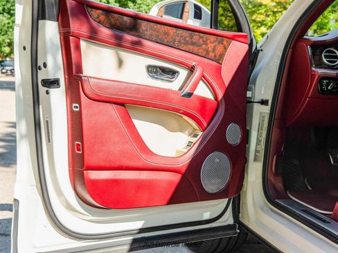 Used 2019 Bentley Bentayga image 86