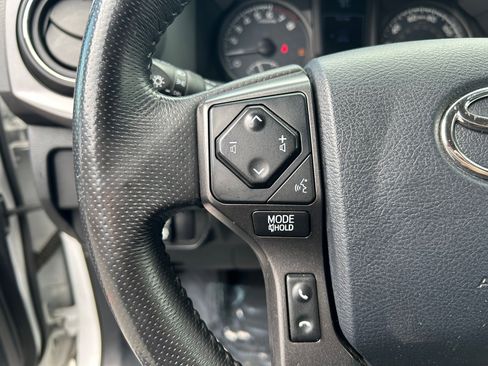 Used 2017 Toyota Tacoma TRD Sport w/ Tow Package (A/T) AWD/4WD image 15