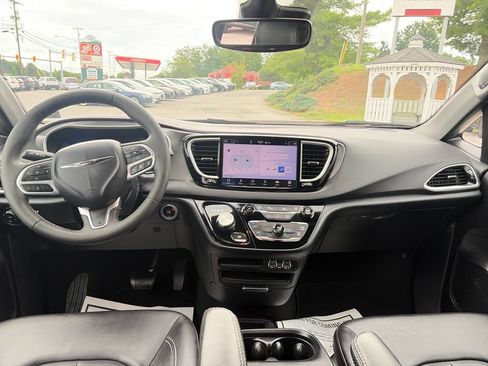 Used 2025 Chrysler Pacifica Select FWD image 13