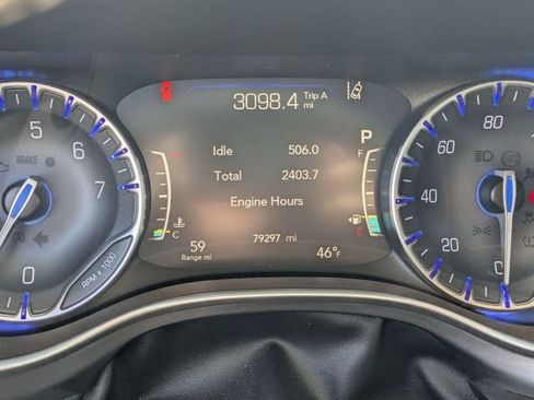 Used 2023 Chrysler Pacifica Touring-L image 25