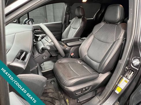 Used 2025 Toyota Sienna Platinum image 3