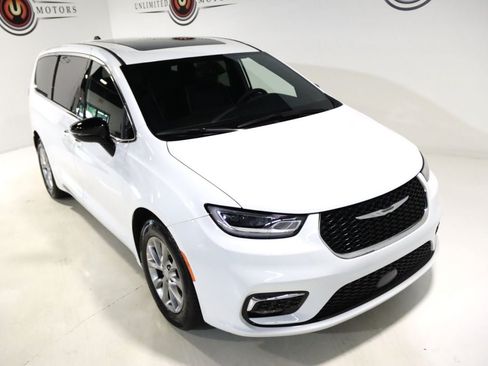 Used 2026 Chrysler Pacifica Limited FWD image 21