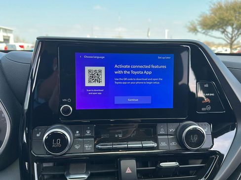 Used 2023 Toyota Highlander XLE image 22