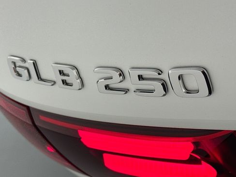 Used 2026 Mercedes-Benz GLB 250 image 9