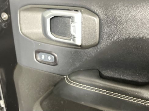 Used 2019 Jeep Wrangler Unlimited Sahara w/ Uconnect 4C Nav & Sound Group AWD/4WD image 32