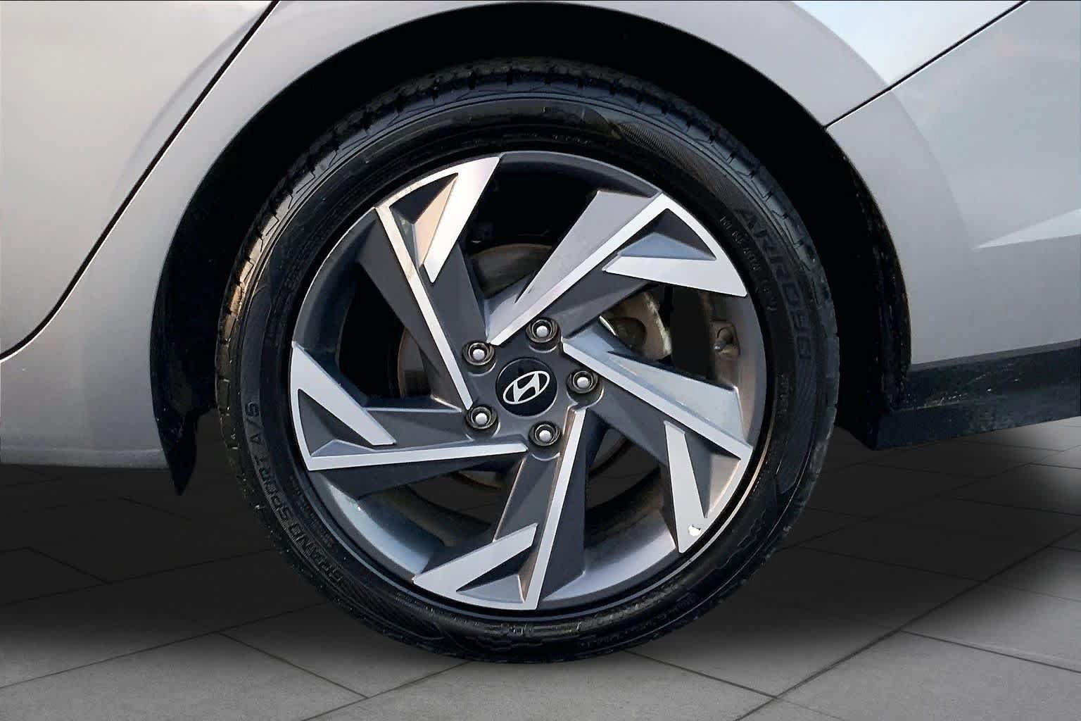 Used 2024 Hyundai Elantra Limited FWD image 10