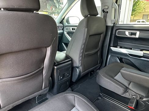Used 2023 Ford Explorer XLT AWD/4WD image 16