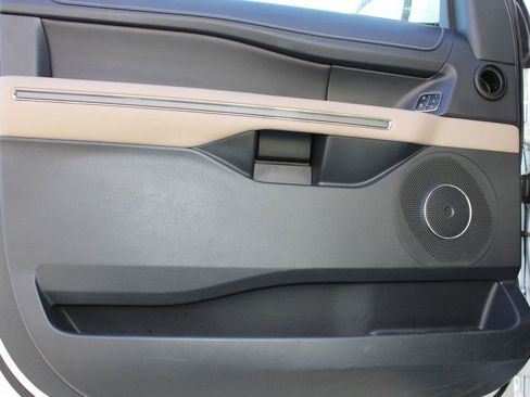 Used 2023 Ford Expedition Max XLT image 13