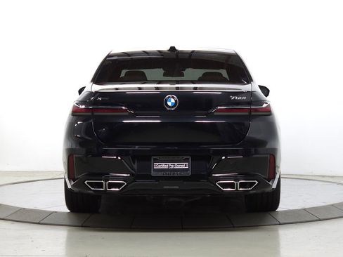 Used 2025 BMW 760i xDrive w/ Premium Package image 7