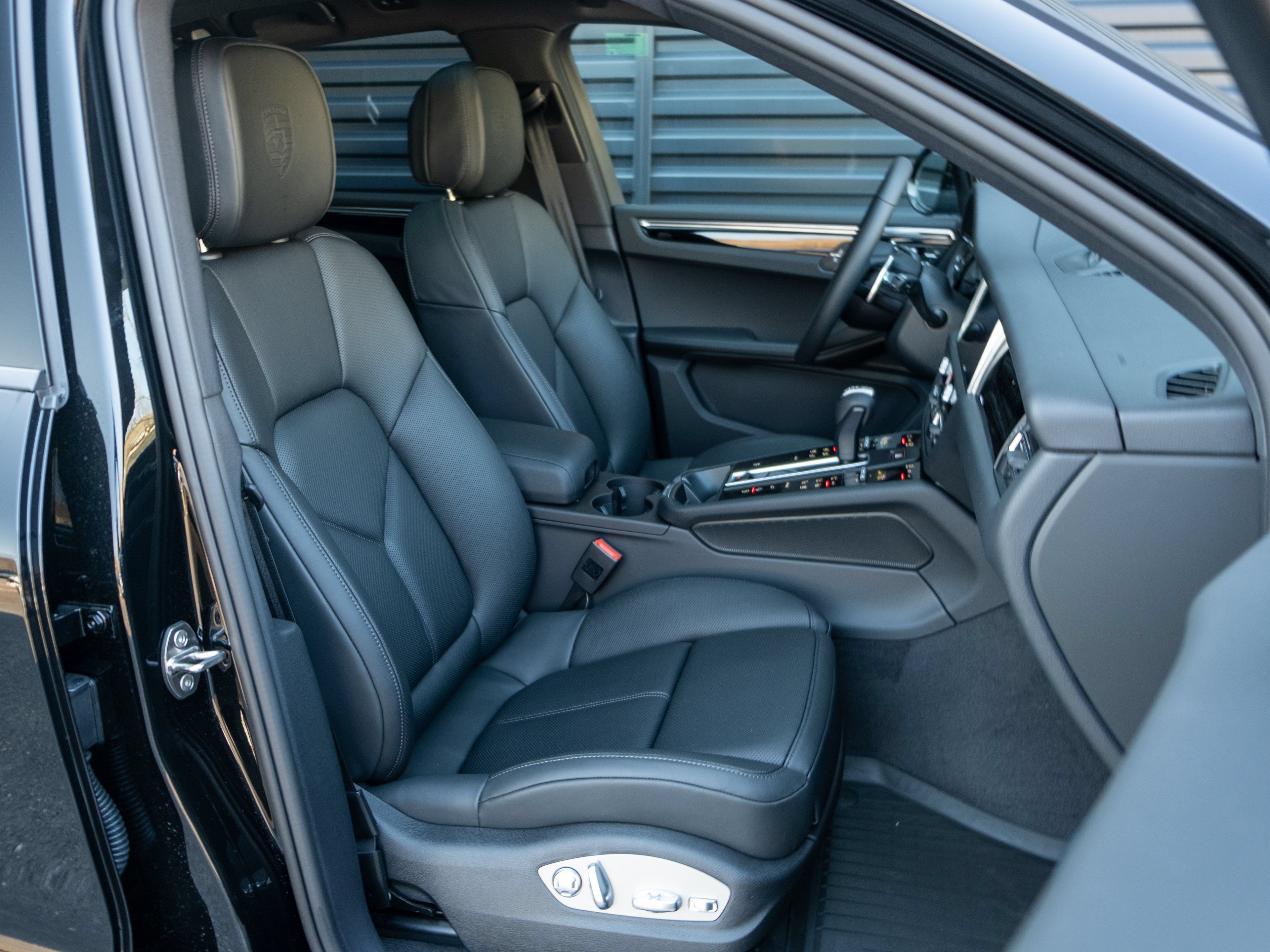 Certified 2026 Porsche Macan AWD/4WD image 39