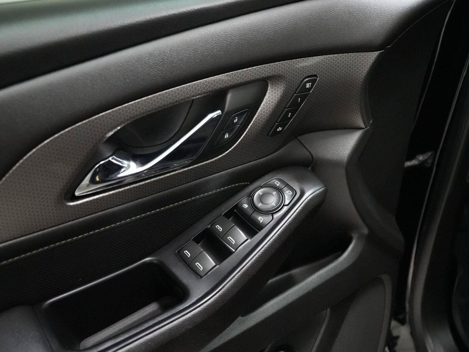 Used 2023 Chevrolet Traverse Premier w/ Redline Edition FWD image 13