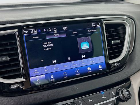 Used 2023 Chrysler Pacifica Touring-L FWD image 13
