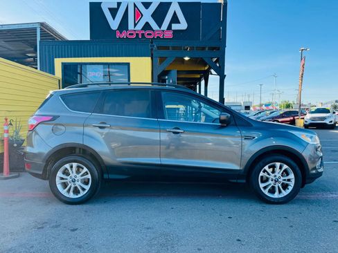 Used 2017 Ford Escape SE w/ Equipment Group 201A FWD image 4