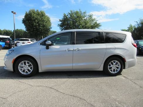 Used 2023 Chrysler Pacifica Touring-L FWD image 4
