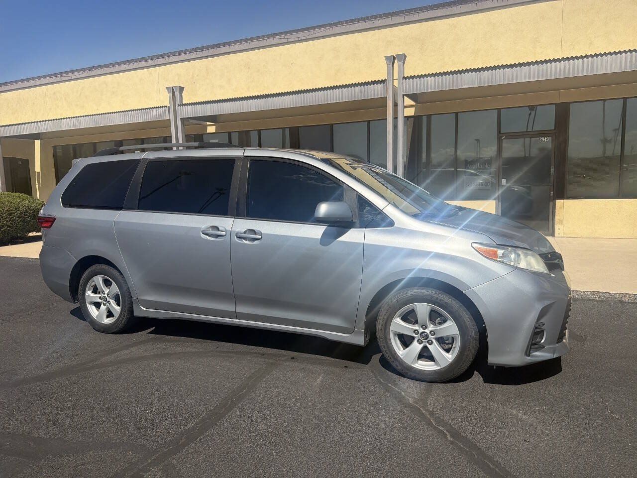 Used 2018 Toyota Sienna LE w/ Carpet Mat Package FWD image 10