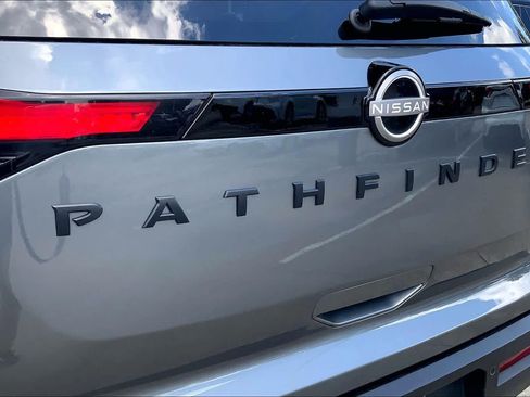Used 2025 Nissan Pathfinder SV FWD image 31
