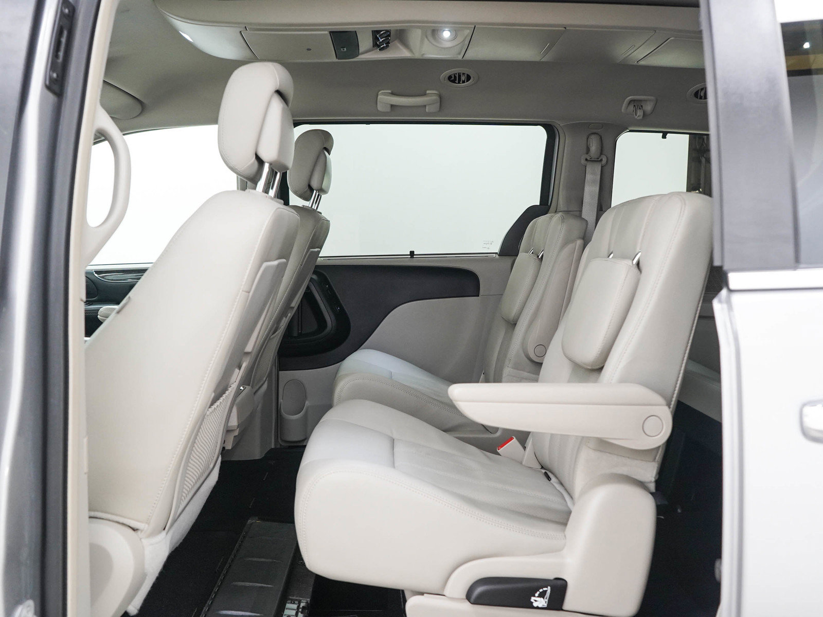 Used 2016 Chrysler Town & Country Touring-L w/ Driver Convenience Group FWD image 21