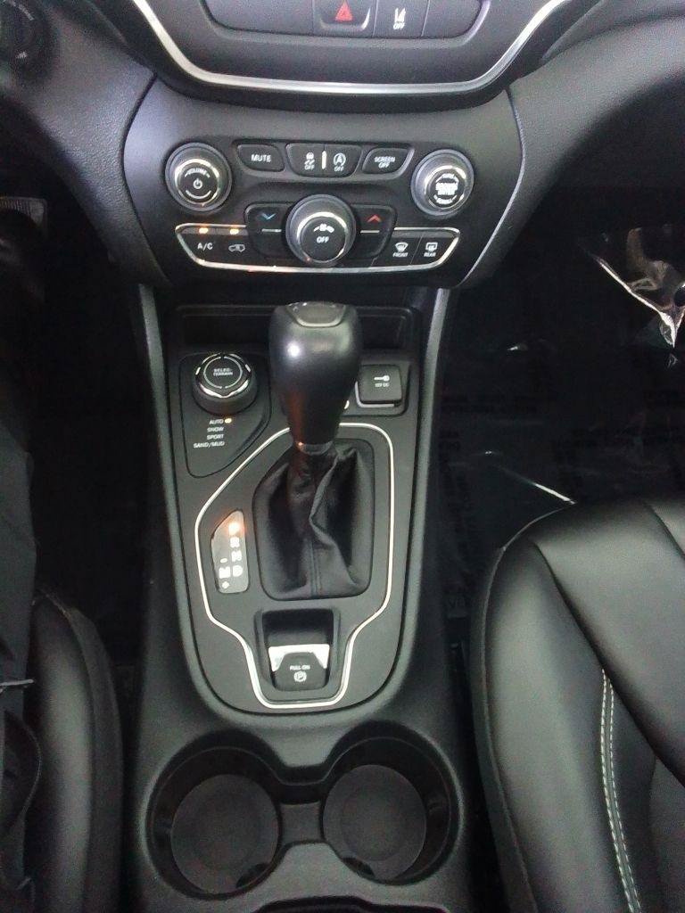 Used 2022 Jeep Cherokee Latitude w/ Sun & Sound Group AWD/4WD image 10