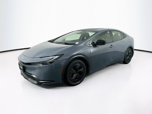 Used 2025 Toyota Prius LE FWD image 3
