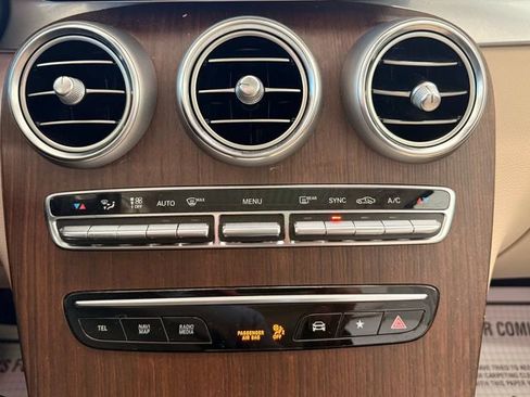 Used 2022 Mercedes-Benz GLC 300 4MATIC w/ Premium Package Lite image 33