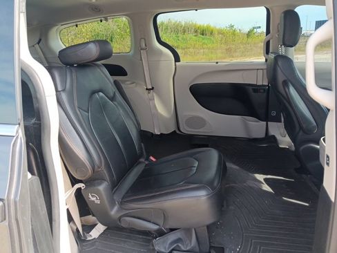 Used 2017 Chrysler Pacifica Touring-L FWD image 22