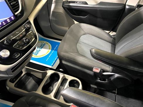 Used 2022 Chrysler Voyager LX image 18