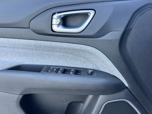 Used 2025 Jeep Compass Latitude image 9