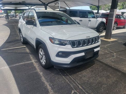 Used 2025 Jeep Compass Latitude w/ Sun & Sound Group AWD/4WD image 2