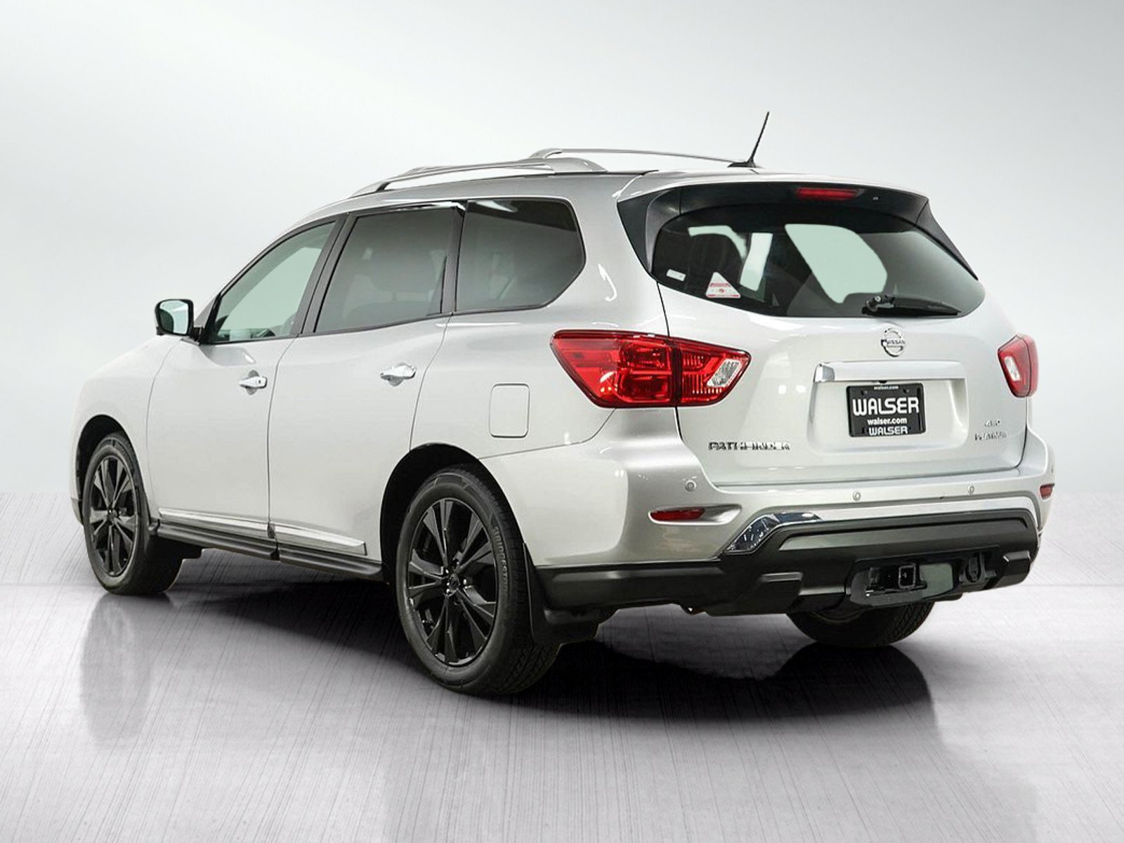 Used 2018 Nissan Pathfinder Platinum w/ Cargo Package AWD/4WD image 3