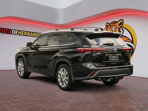 Used 2023 Toyota Highlander Limited FWD image 8