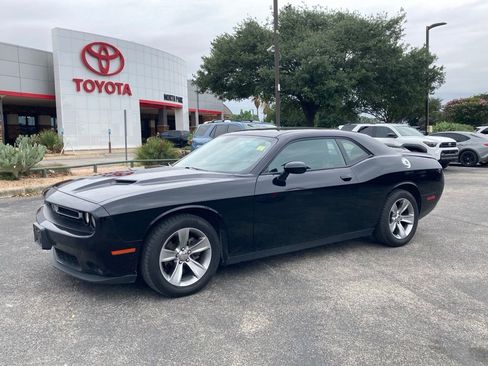 Used 2018 Dodge Challenger SXT RWD image 1