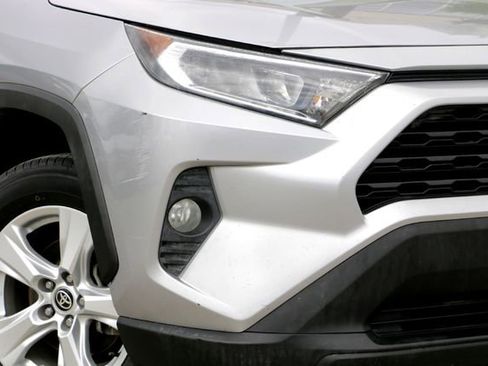 Used 2021 Toyota RAV4 XLE w/ Convenience Package FWD image 3
