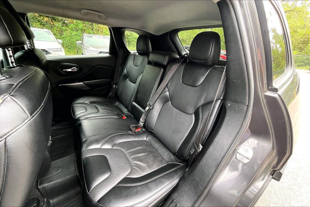 Used 2022 Jeep Cherokee Latitude Lux w/ Mopar Interior Package AWD/4WD image 36
