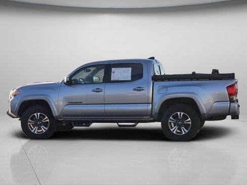 Used 2017 Toyota Tacoma TRD Sport image 16