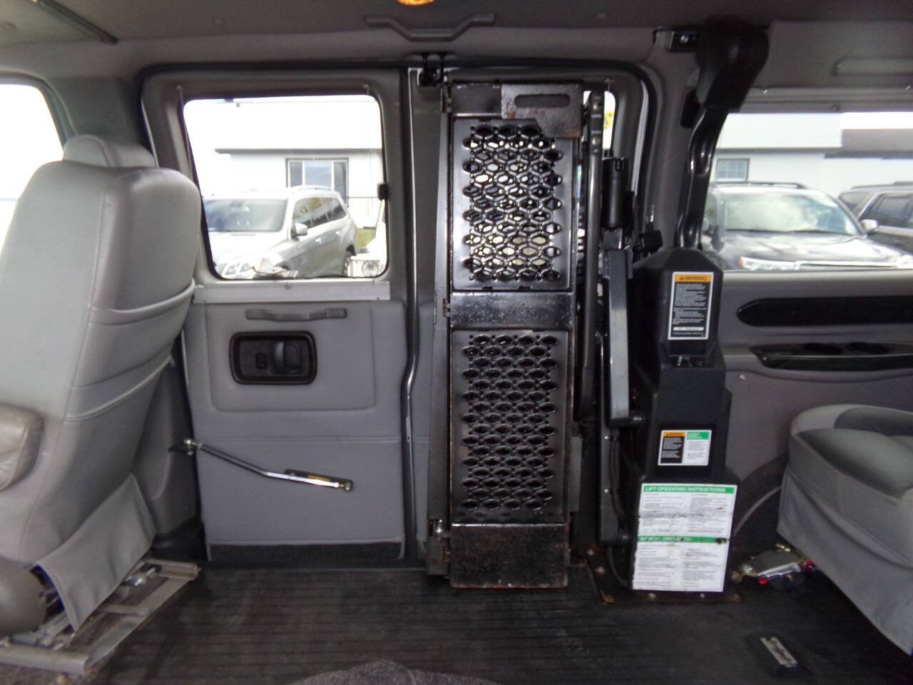 Used 2010 GMC Savana 1500 w/ Preferred Equipment Group RWD image 13