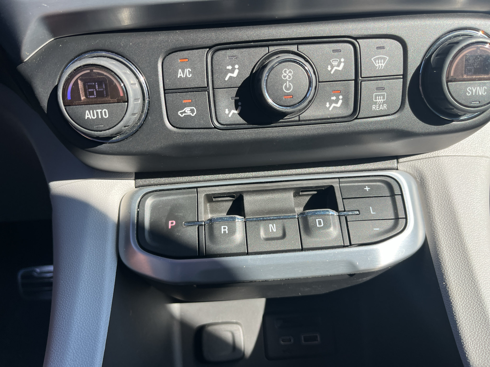 Used 2021 GMC Acadia SLT w/ LPO, Bright Accent Package FWD image 21