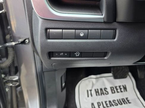 Used 2023 Nissan Rogue SV image 18