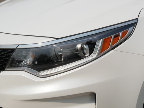 Used 2018 Kia Optima LX FWD image 16