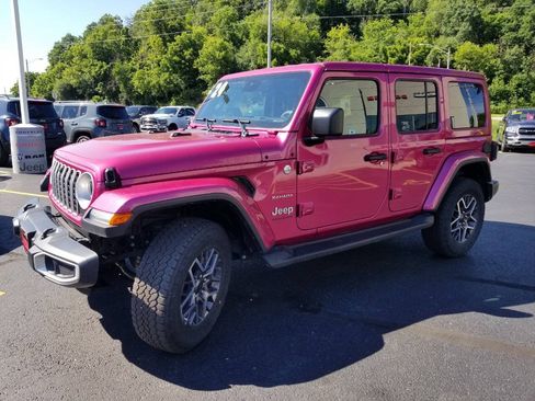 Used 2024 Jeep Wrangler Unlimited Sahara w/ Technology Group AWD/4WD image 3