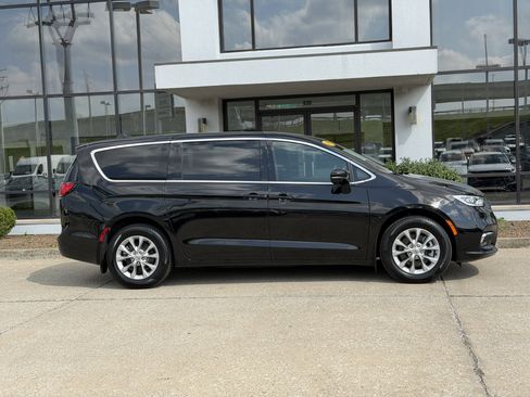 Used 2025 Chrysler Pacifica Select AWD/4WD image 3