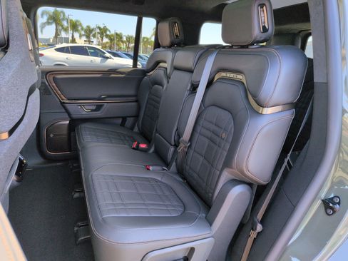 Used 2026 Rivian R1S Premium AWD/4WD image 31