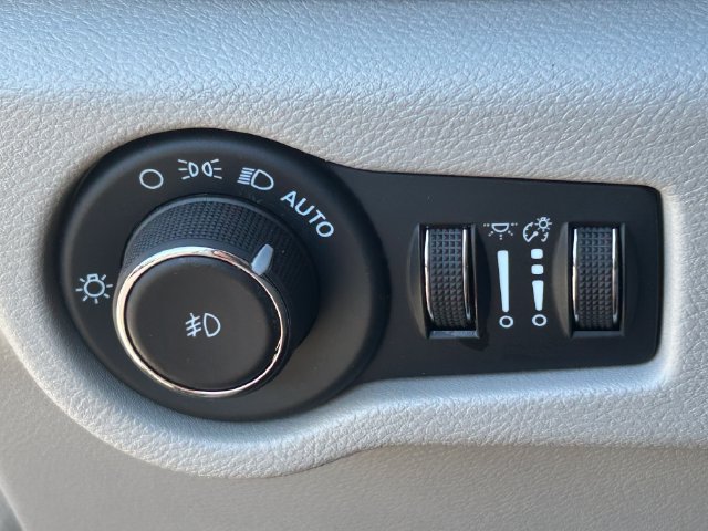 Used 2023 Chrysler Pacifica Touring-L FWD image 23