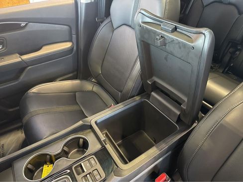 Used 2025 Honda Pilot Touring image 25